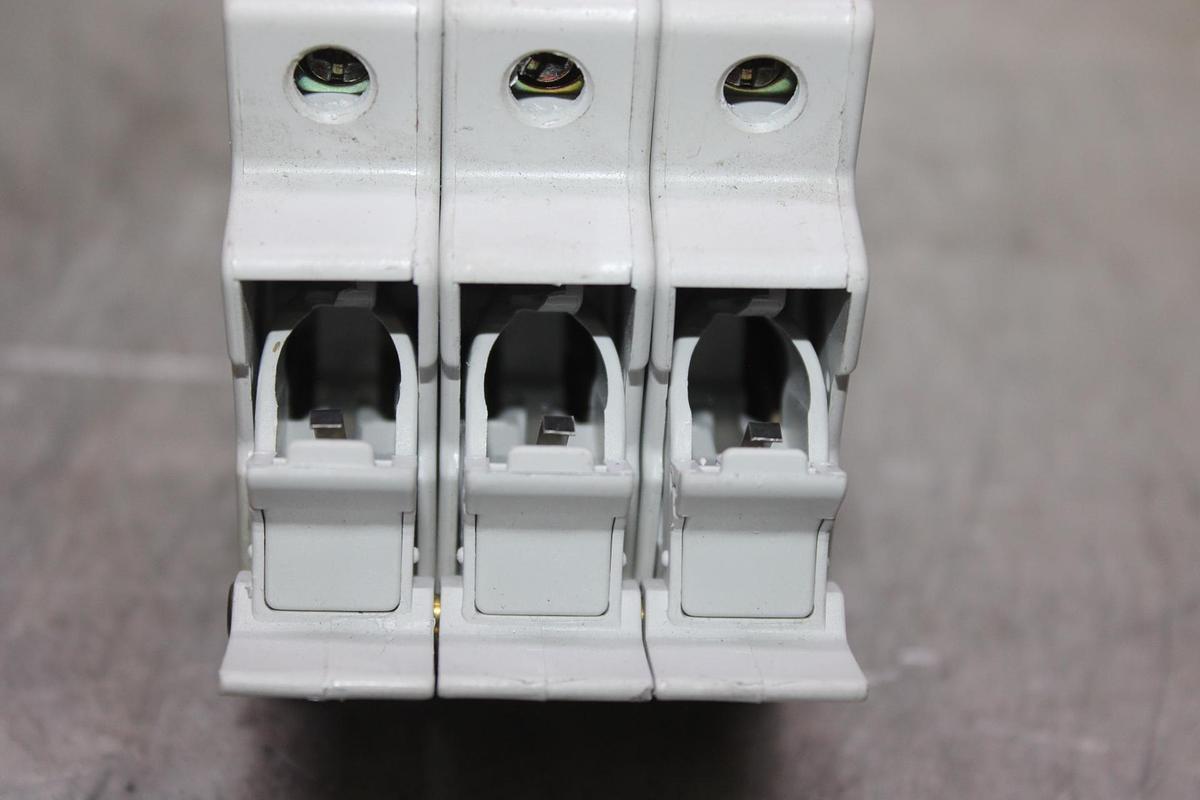 Used FERRAZ SHAWMUT SQUARE BODY PROTISTOR FUSE A065UD33TTI1800 650 VAC 1800 AMP