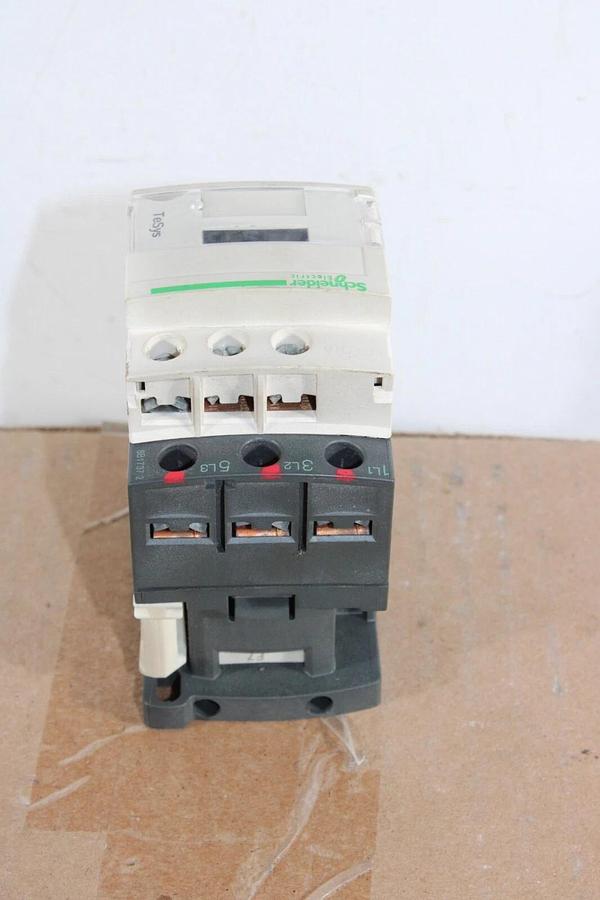 Used SCHNEIDER CONTACTOR LC1D18 32 AMP 600 VAC 3-POLE COIL: 110V **LOT OF 2**