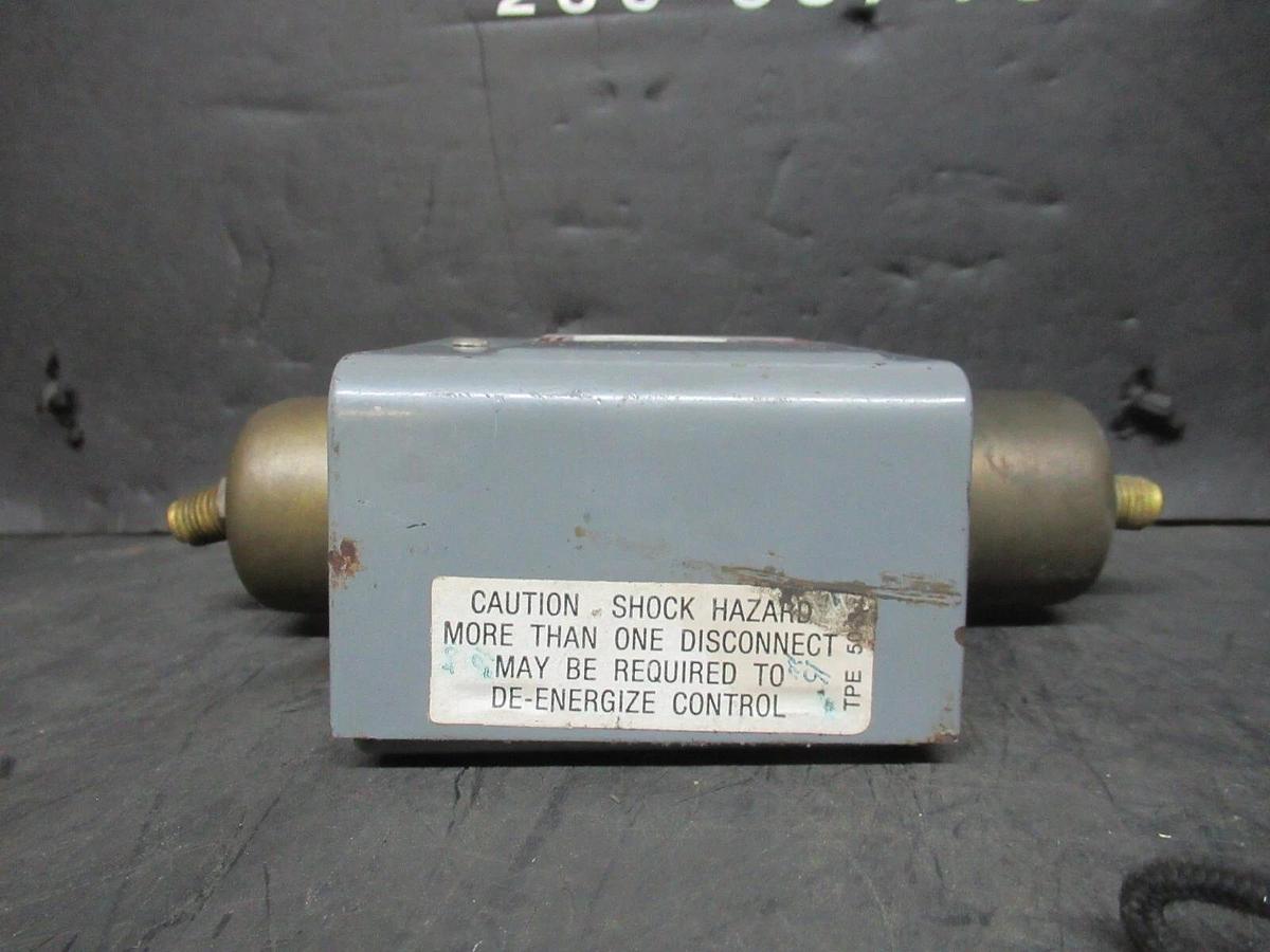 Used PENN DIFFERENTIAL PRESSURE CONTROL P74DA-17 277 VAC 24 AMP **WARRANTY**