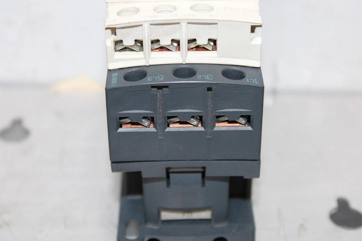 Used SCHNEIDER CONTACTOR LC1D18 32 AMP 600 VAC 3-POLE 3-PHASE 10 KW COIL: 120V