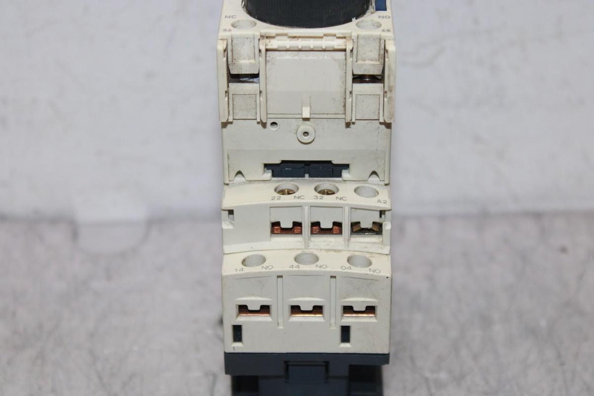 Used TELEMECANIQUE CONTACTOR CAD32 W/ TIME DELAY RELAY LADT2 0.1-30 SECOND DELAY