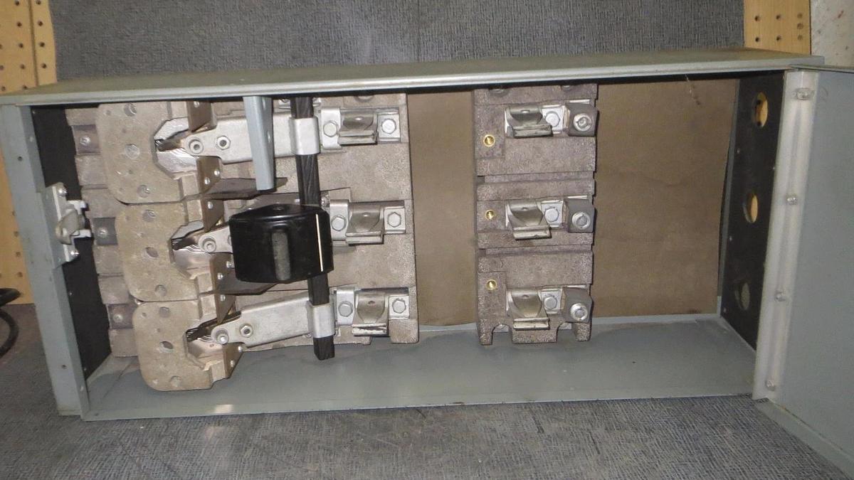 Used WESTINGHOUSE FDP SWITCH 200 AMP 240 VAC 3 POLE 25-50 HP  MODEL: FDPS3220