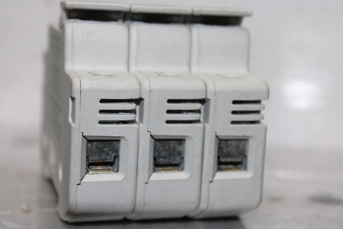 Used LITTELFUSE POWER-SAFE FUSE HOLDER LPSC 3-POLE 600 VOLT 30 AMP CLASS CC