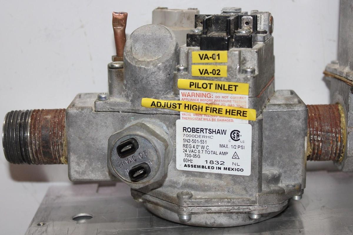 Used ROBERTSHAW GAS VALVE 7000DERHC 0.5 PSI W/ MAXITROL SELECTRA MODULATING VALVE