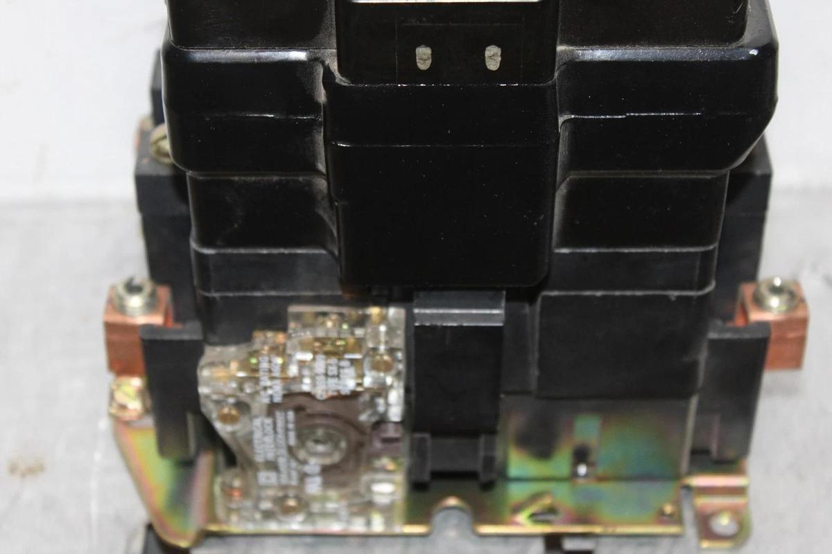 Used SQUARE D CONTACTOR 8502SE01 SINGLE PHASE 240 VAC 15 HP COIL: 110/120V