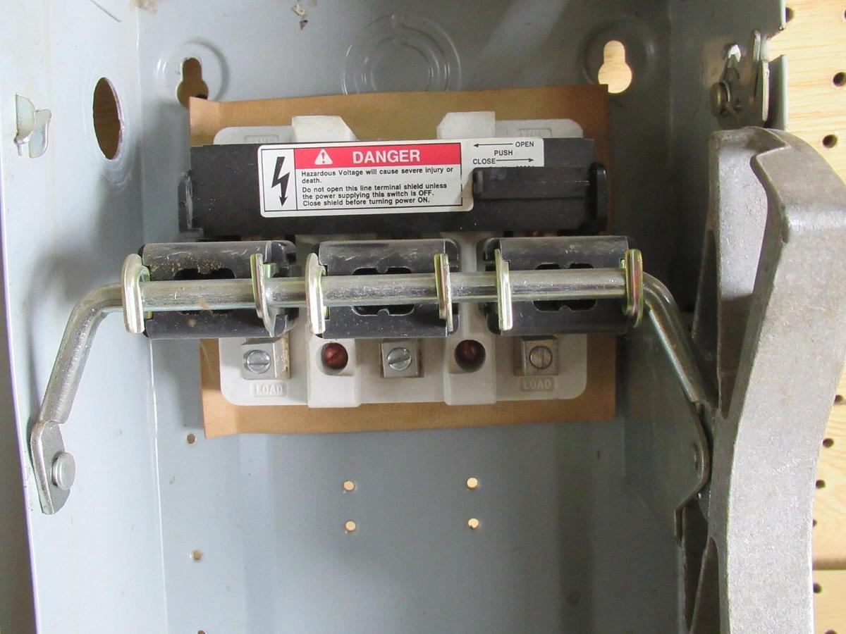 Used SIEMENS NON FUSIBLE SAFETY DISCONNECT SWITCH NF352 60A 600VAC 50HP 3 PH TYPE 1