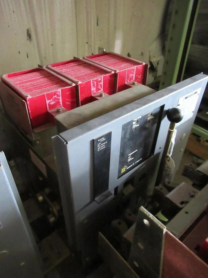 Used SQUARE D LOW VOLTAGE CIRCUIT BREAKER DS-206S 800 AMP FRAME 300 AMP TRIP 635V MAX