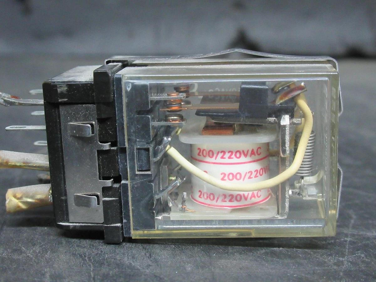 Used LOT OF 2 OMRON RELAYS MY2 200/220 240 VAC / 28 VDC 5 AMP **WARRANTY**