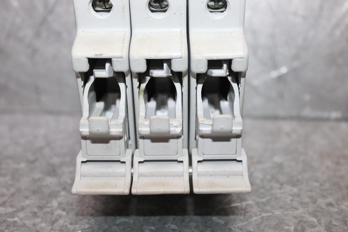 Used BUSSMAN FUSE HOLDER CHCC3D 30 AMP 3-POLE 600 VOLT FOR CLASS CC FUSES CHCC