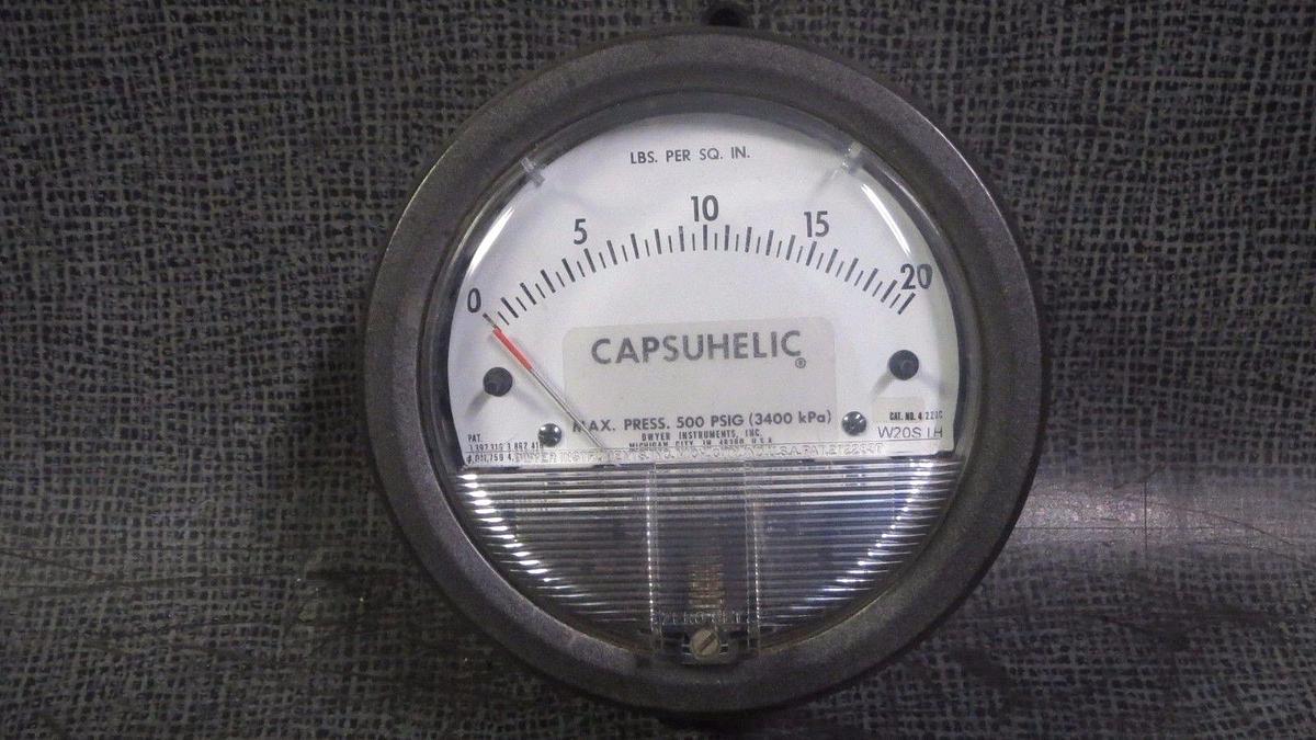 Used (1) DWYER CAPSUHELIC PRESSURE METER 500 PSIG (3400 kPa) MODEL: 4220C