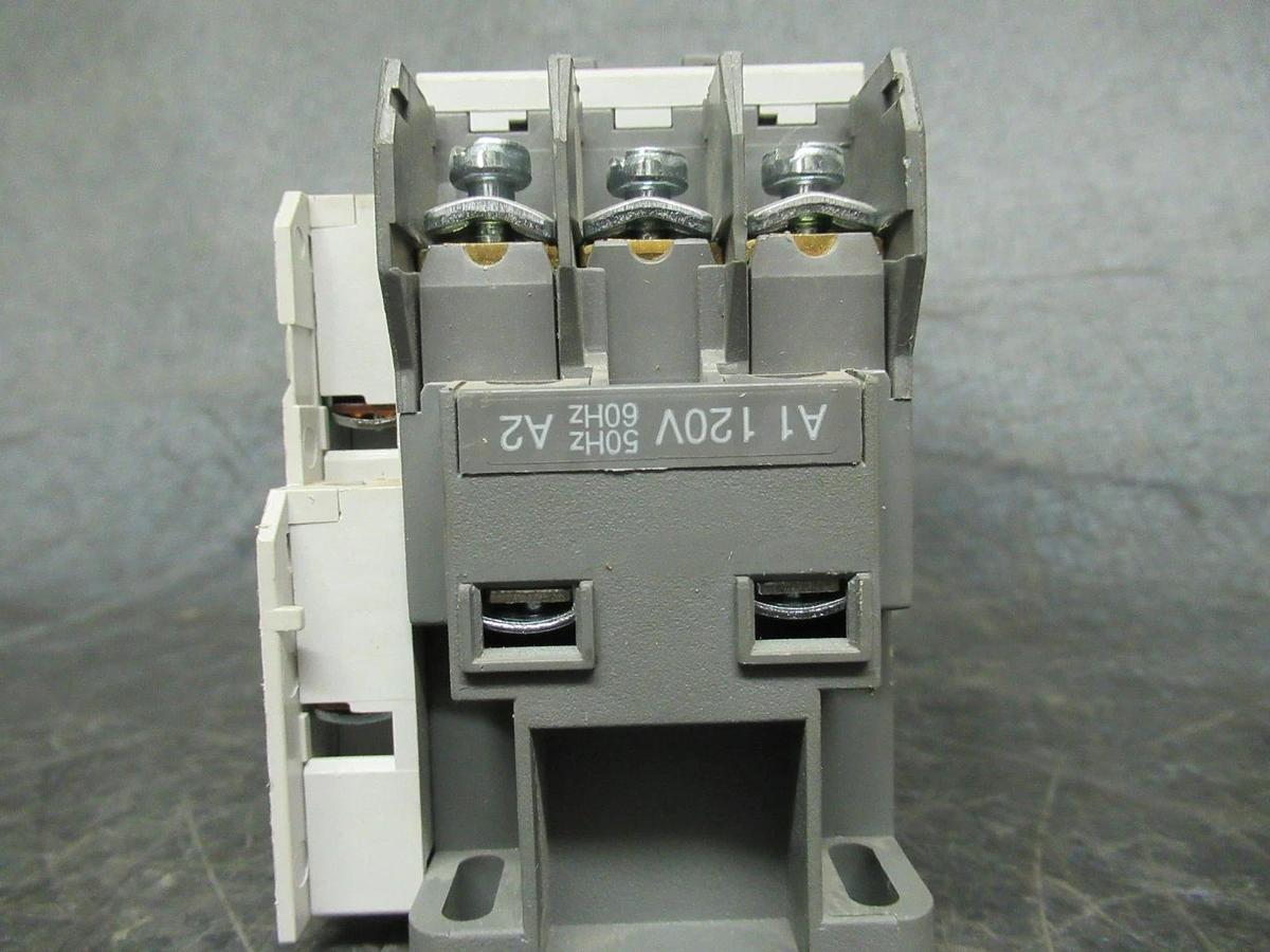 Used LS CONTACTOR MC-32A 600V 50A 25HP 3-POLE 3-PHASE COIL: 120V