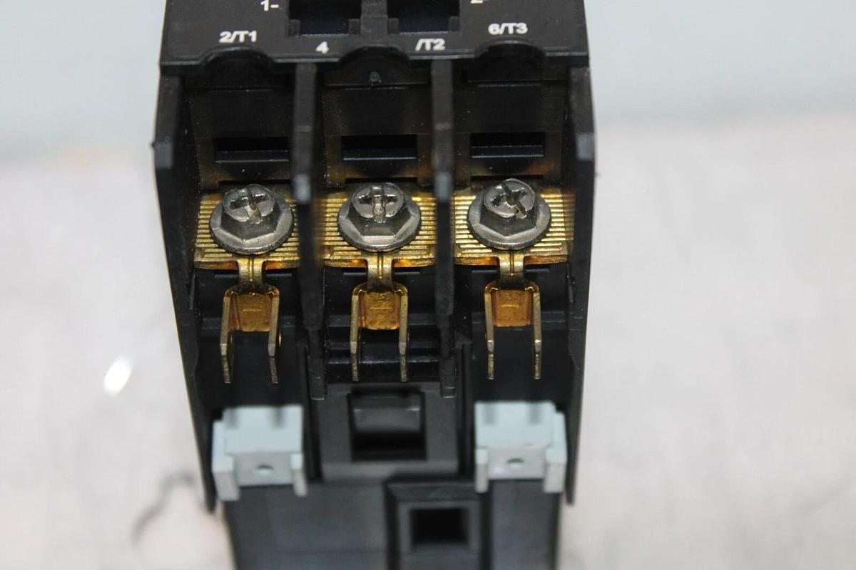 Used GENERAL ELECTRIC CONTACTOR CR553AB3*AA 25 AMP 600 VAC 3-POLE COIL: 110/120V