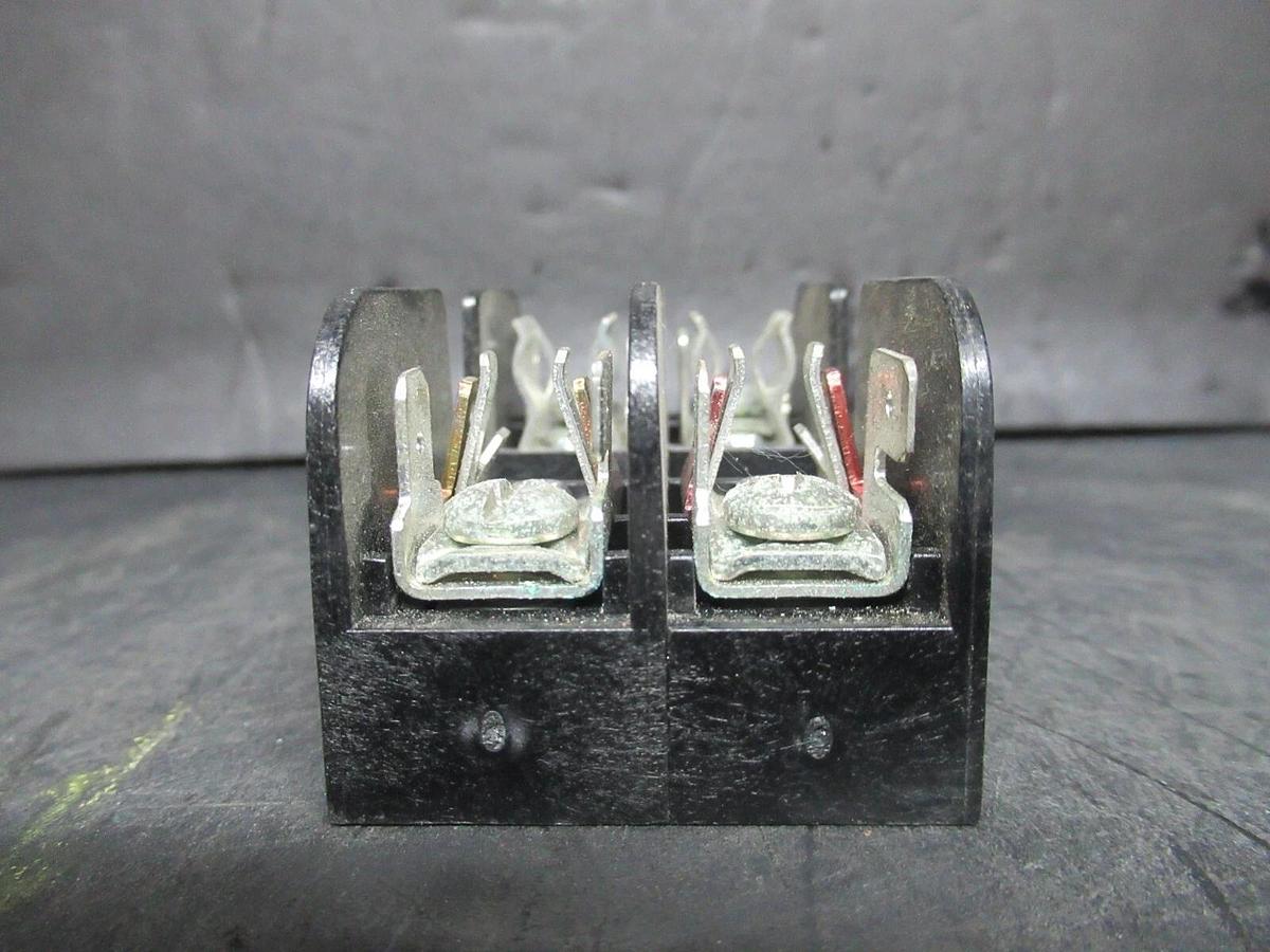 Used GOULD SHAWMUT TWO POLE FUSE BLOCK 3032-S 600 VOLT 30 AMP CLASS CC FUSES