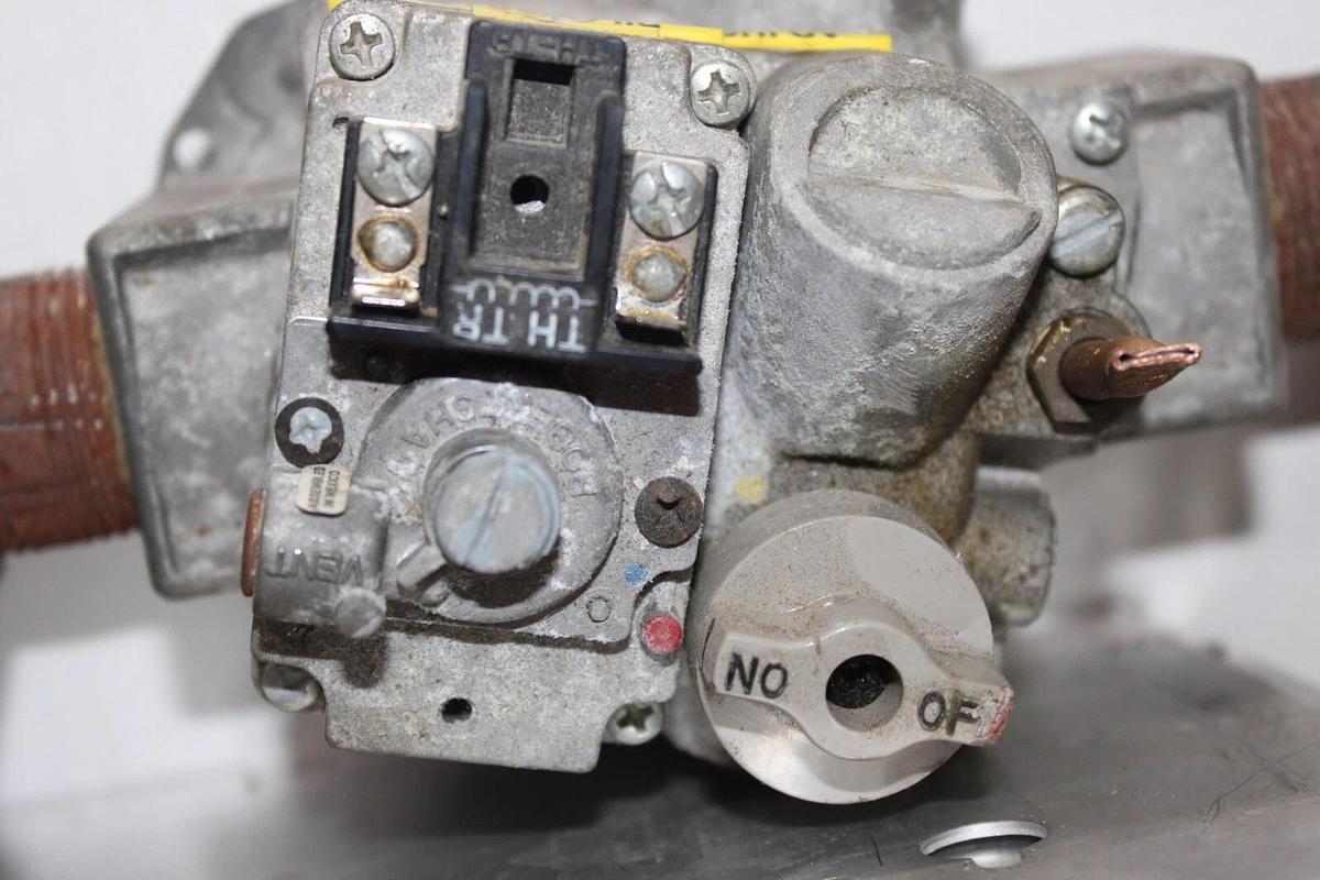 Used ROBERTSHAW GAS VALVE 7000DERHC 0.5 PSI W/ MAXITROL SELECTRA MODULATING VALVE