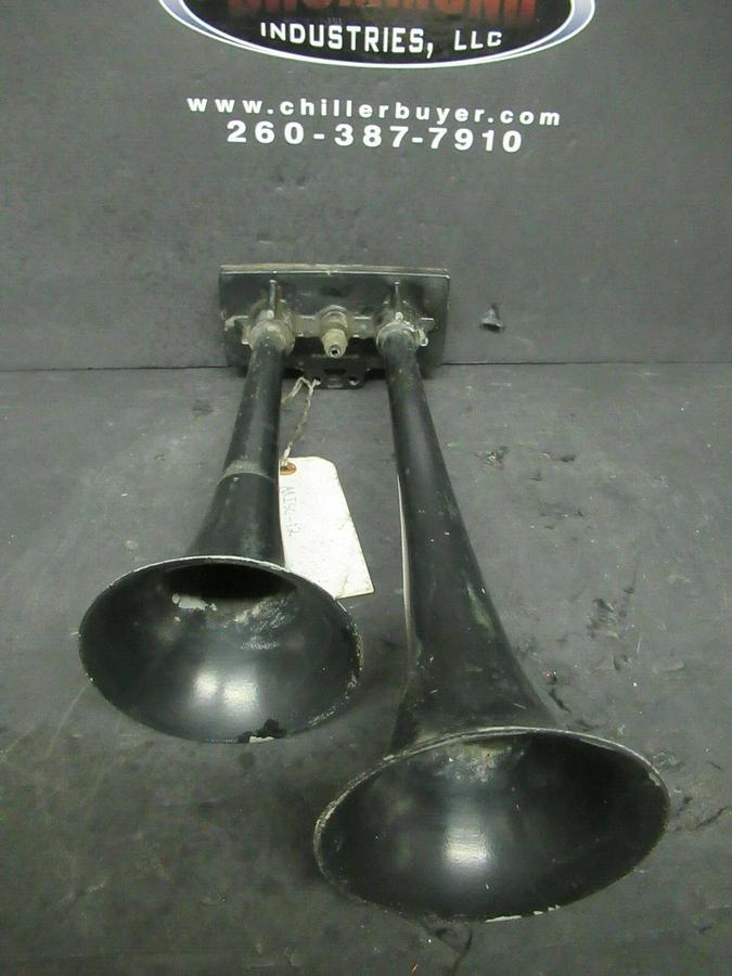 Used MIDLAND-ROSS CORPORATION SINGLE-HOUSING MULTI-TRUMPET AIR HORN PAT.#: 4,050,405