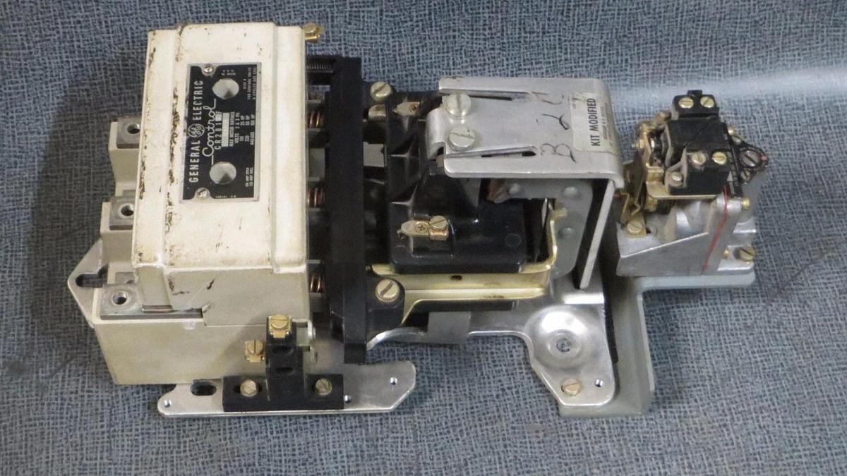Used GENERAL ELECTRIC NEMA CONTROL CONTACTOR CR2810F-11AB1B 150 AMP SIZE 4 3-PHASE