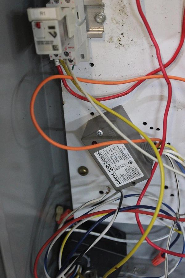 Used SIEMENS NEMA 1 ENCLOSED COMBINATION STARTER W/ SIZE 2 509-C0D & MCS606R SWITCH