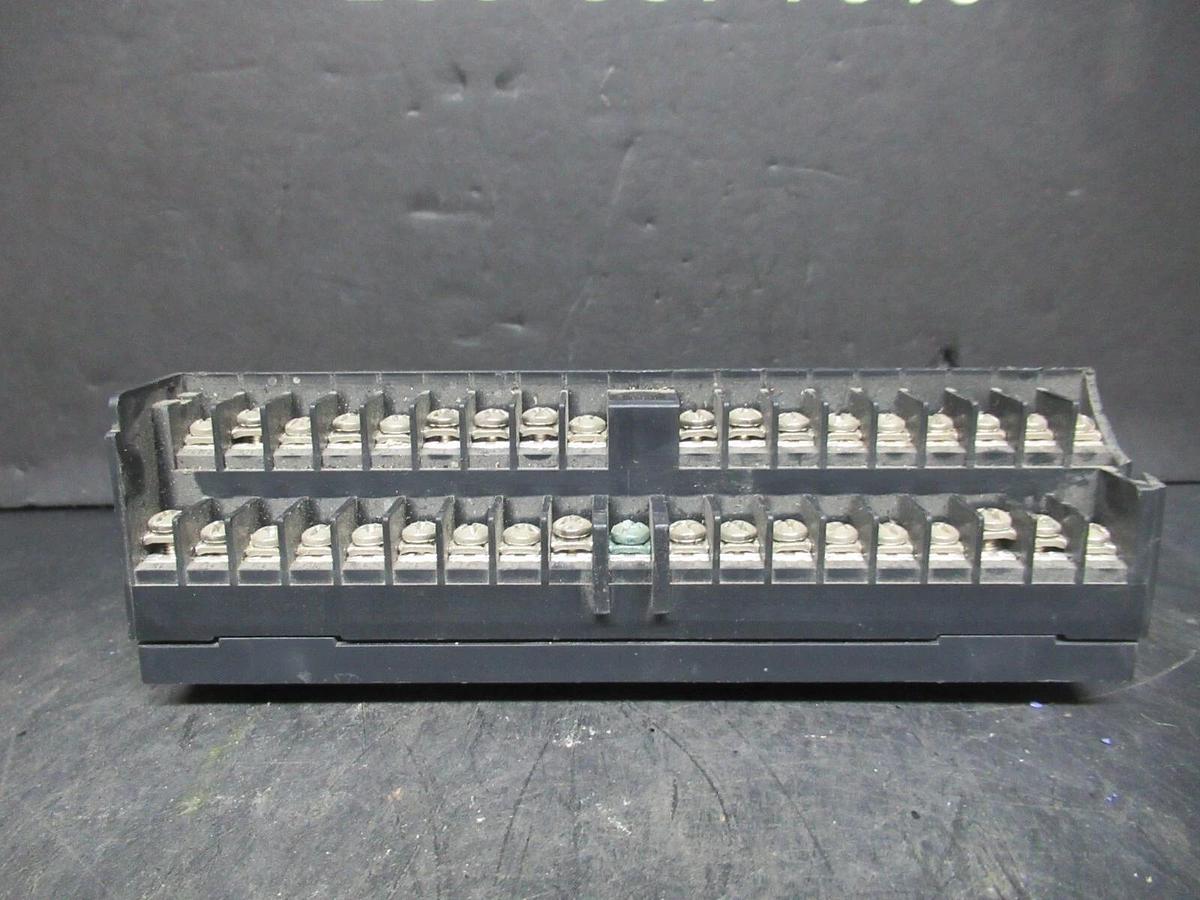 Used GE FANUC I/O BASE BARRIER TERMINAL MODULE IC670CHS001E **WARRANTY INCLUDED**