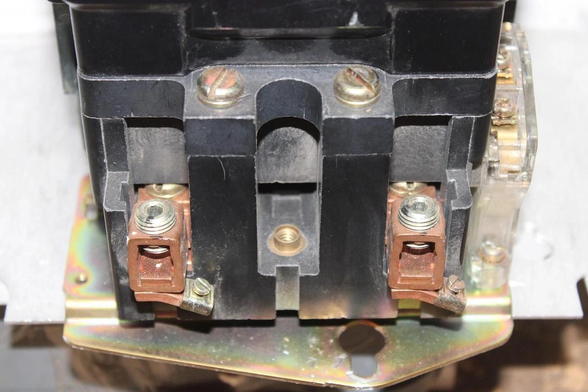 Used SQUARE D CONTACTOR 8502SE01 SINGLE PHASE 240 VAC 15 HP COIL: 110/120V