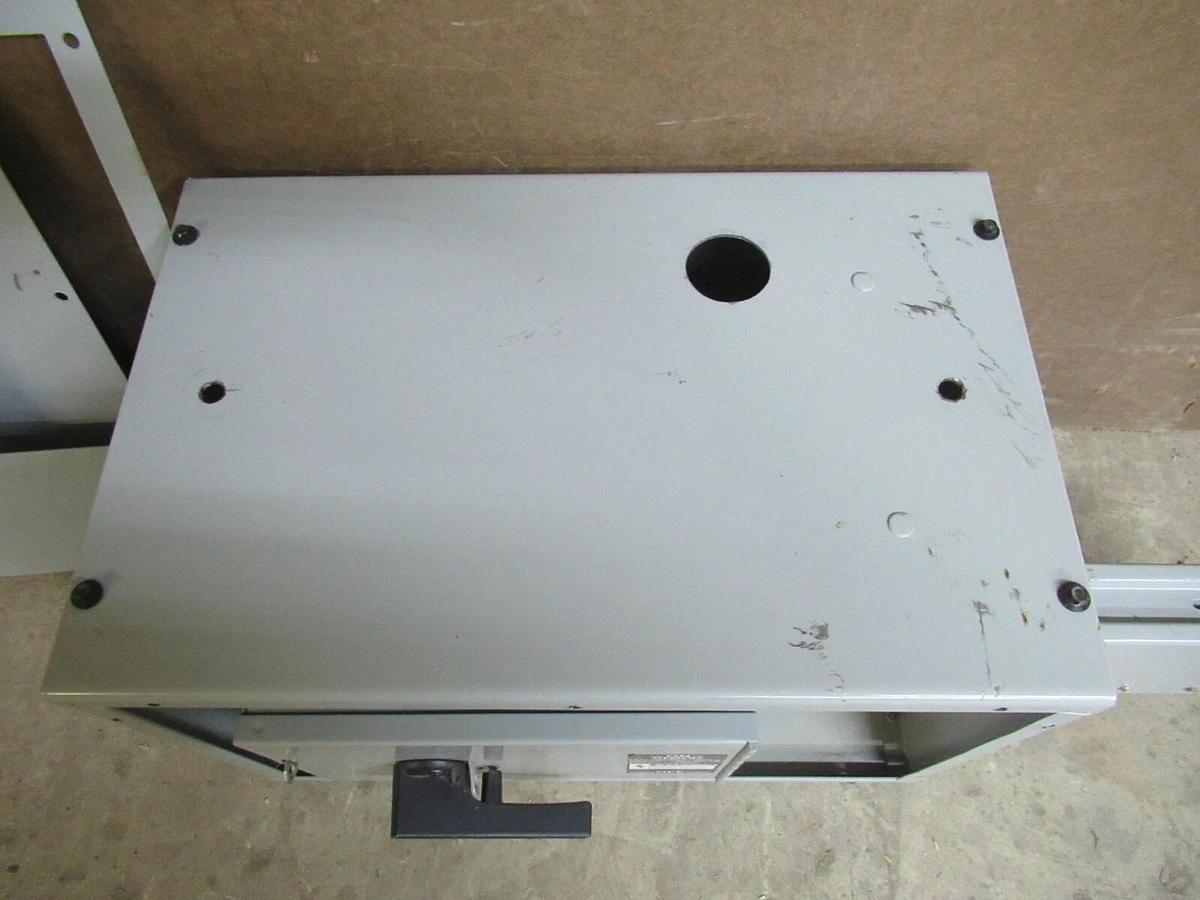 Used SIEMENS 100 AMP 240 V XJ-L BUSWAY TAPBOX W/ VACU-BREAK SWITCH V2E3203 4W XC1004G