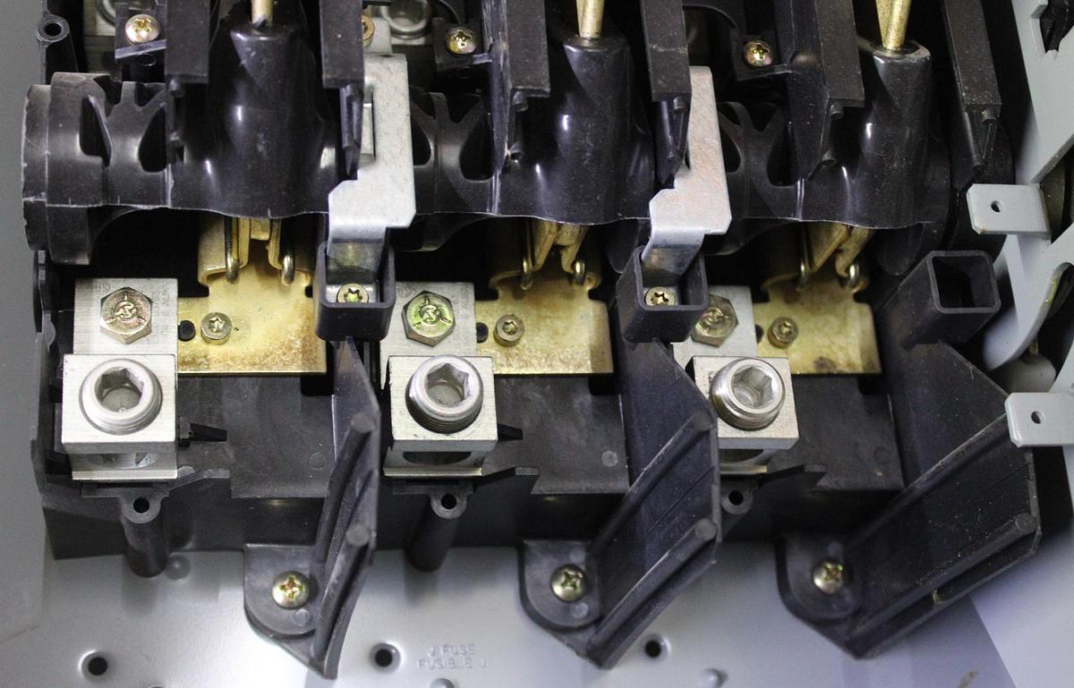 Used SQUARE D HEAVY DUTY DISCONNECT SWITCH HU364 200 AMP 600 VAC TYPE 1