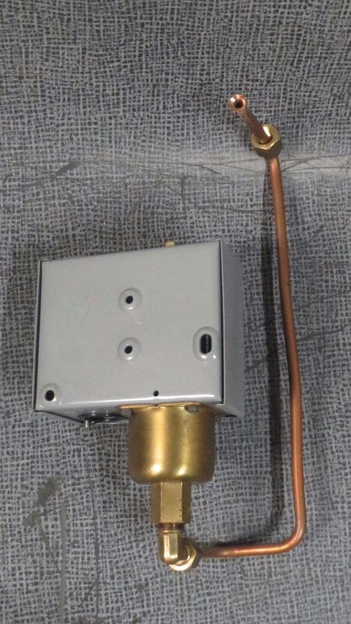 Used JOHNSON CONTROLS PENN P70EA-7 120-240 VAC SUCTION PRESSURE CONTROLLER