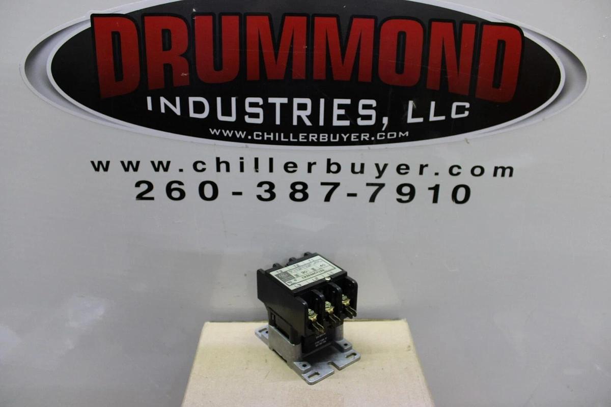 Used GENERAL ELECTRIC CONTACTOR CR353ACY12A 600V 30A 3-POLE 3-PHASE COIL: 120V