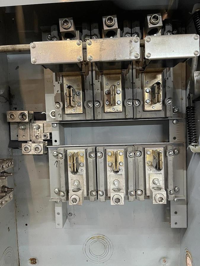 Used ITE HEAVY DUTY VACU-BREAK ENCLOSED SWITCH SN-425 NEMA 1 400 AMP 240 VAC