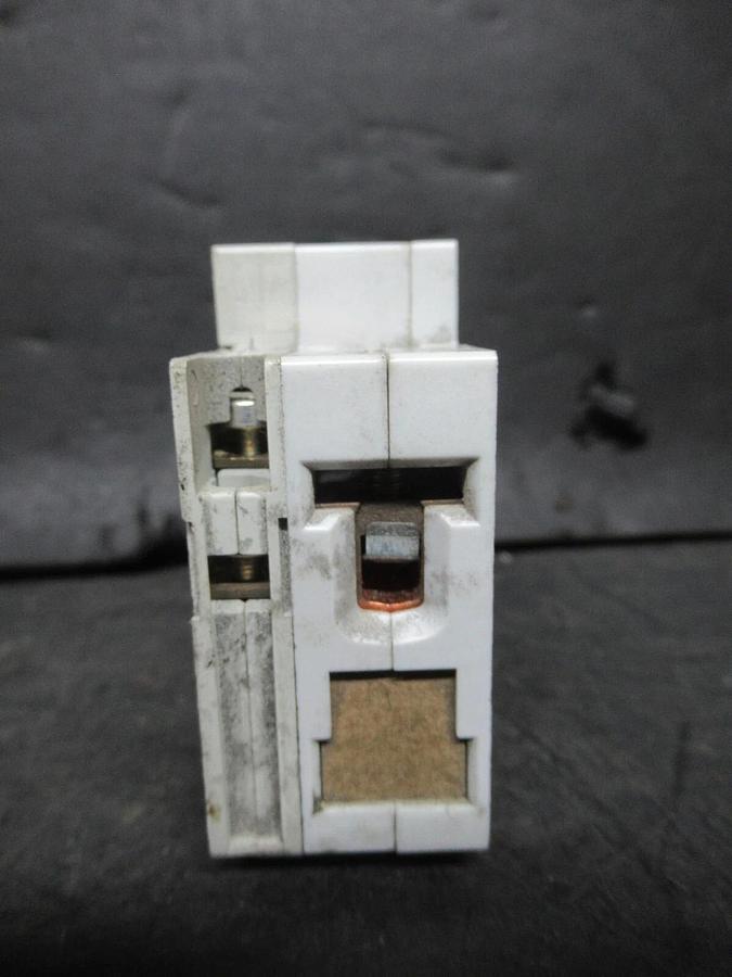 Used SIEMENS CIRCUIT BREAKER 5SX21 B16 16 AMP 277 VAC 1-POLE W/ 5SX9100 AUXILLIARY