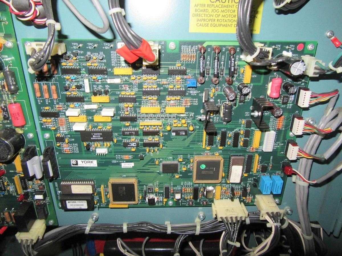 Used YORK / JOHNSON CONTROLS 351 HP VSD 371-017420-103 MO# TM351T B6F-46 390 A DRIVE