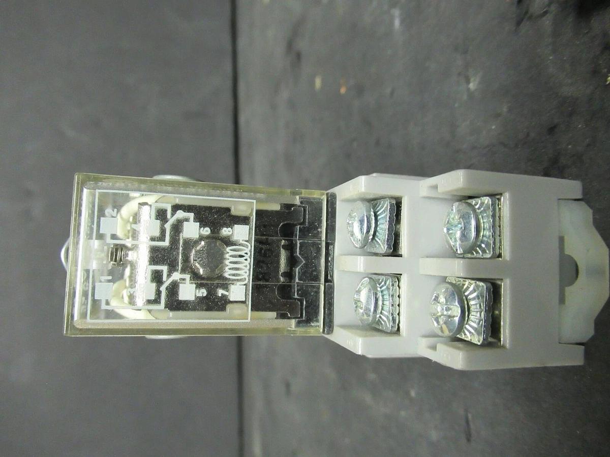 Used ALLEN BRADLEY RELAY AND BASE 700-HF32A24 SER. B W/ 700-HN116 SER. B BASE