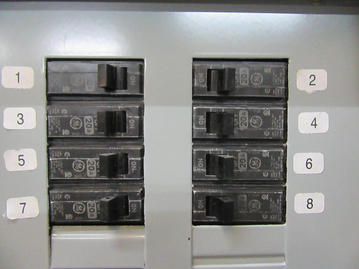 Used 125 AMP GE PANELBOARD PANEL AQF3421MBX / AXB7 208Y/120 VAC MLO 3 PH 4 W THQB