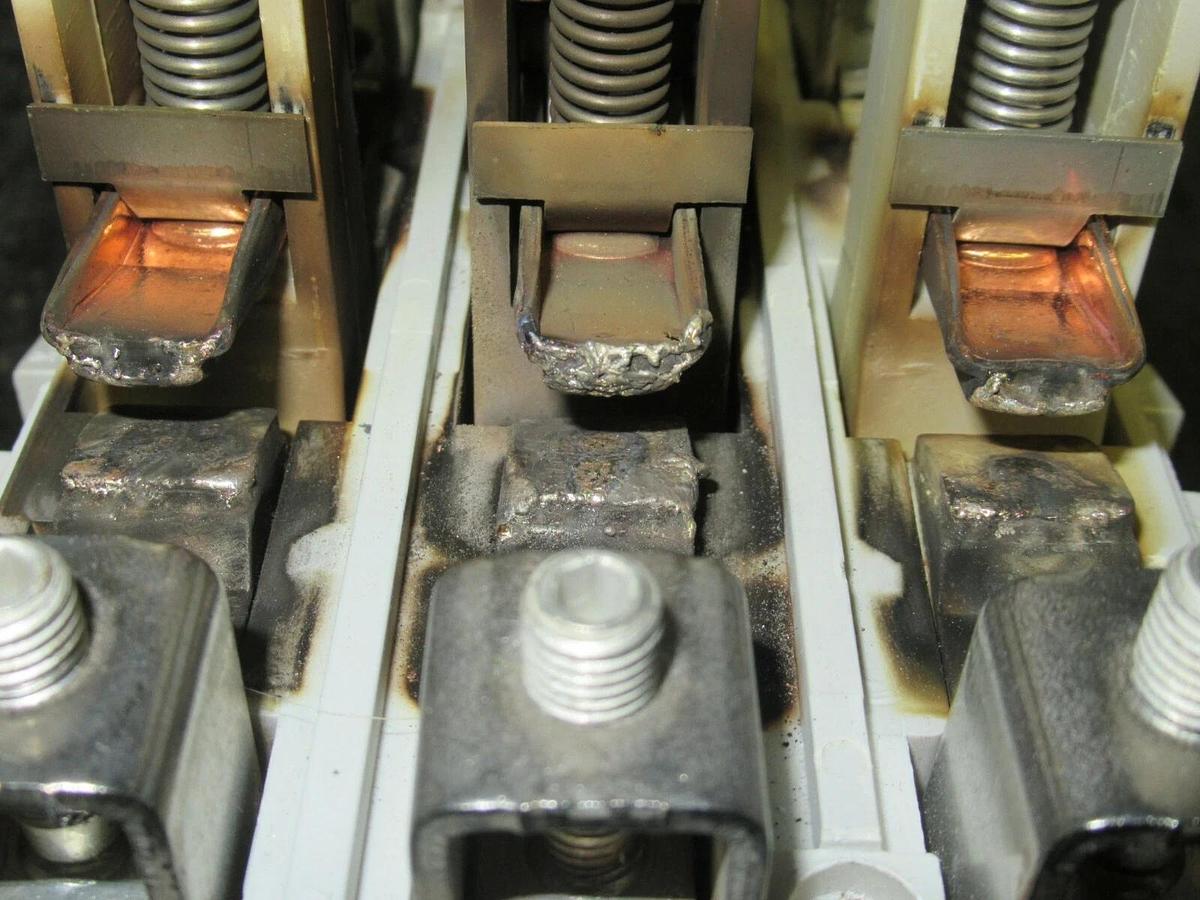 Used CUTLER HAMMER MCQUAY CONTACTOR 701816A-01 600 VAC 211 AMP COIL: 120V