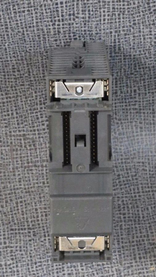 Used SIEMENS SIMATIC S7 INPUT MODULE 6ES7 MODEL: 322-1HH01-0AA0 **WARRANTY INCLUDED**