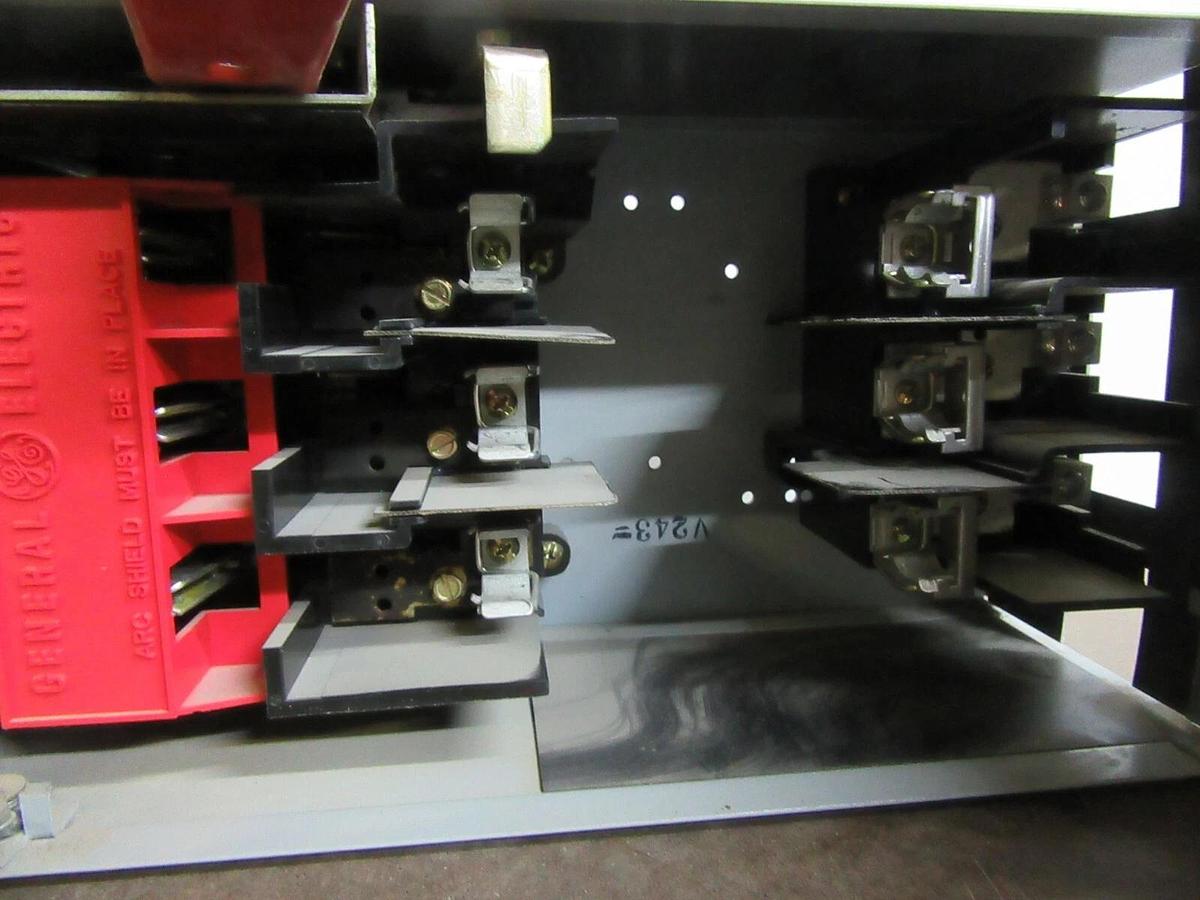 Used GE TWIN QMR PANELBOARD FUSIBLE DISCONNECT QMR361 30 AMP 600 VAC 20 HP