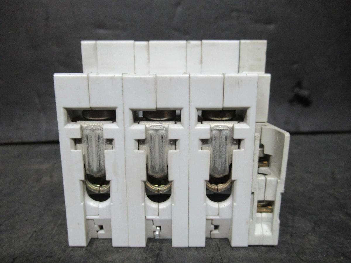 Used SIEMENS CIRCUIT BREAKER 5SX23 C20 20 AMP 480 VAC 3-POLE W/ 5SX9100 AUXILLIARY