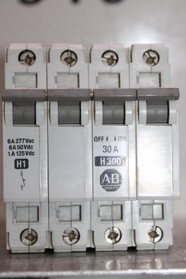 Used ALLEN BRADLEY CIRCUIT BREAKER 1492-CB3 1492-ACB 480/277 VAC 30 AMP 4-POLE