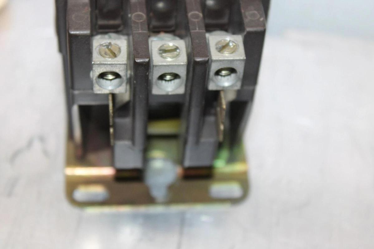 Used FASCO CONTACTOR 30F030 40 AMP 600 VOLT 3-PHASE 3-POLE COIL: 110/120 VOLT