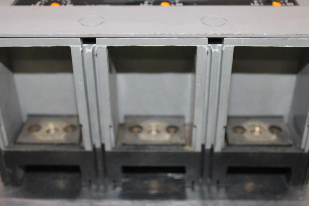Used SIEMENS SENTRON CIRCUIT BREAKER JXD63B400 400 AMP 3-POLE 600 VAC JXD6-A
