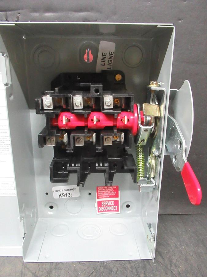 NEW IN BOX GE SAFETY SWITCH TGN3321 30 AMP 240 VAC 7.5 HP 3-POLE TYPE 1 ENCL.