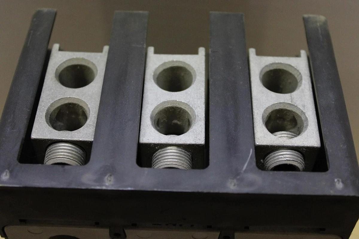 Used CUTLER HAMMER KD-K CIRCUIT BREAKER KD3400KZ02 400 AMP 600 VAC 3-POLE