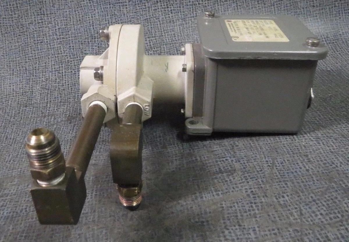 UNITED ELECTRIC NEMA 4X DIFFERENTIAL PRESSURE SWITCH H105K-457-9942 0-30 PSID