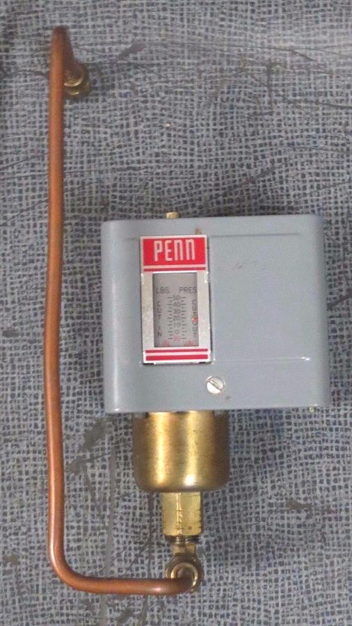 Used JOHNSON CONTROLS PENN P70EA-7 120-240 VAC SUCTION PRESSURE CONTROLLER