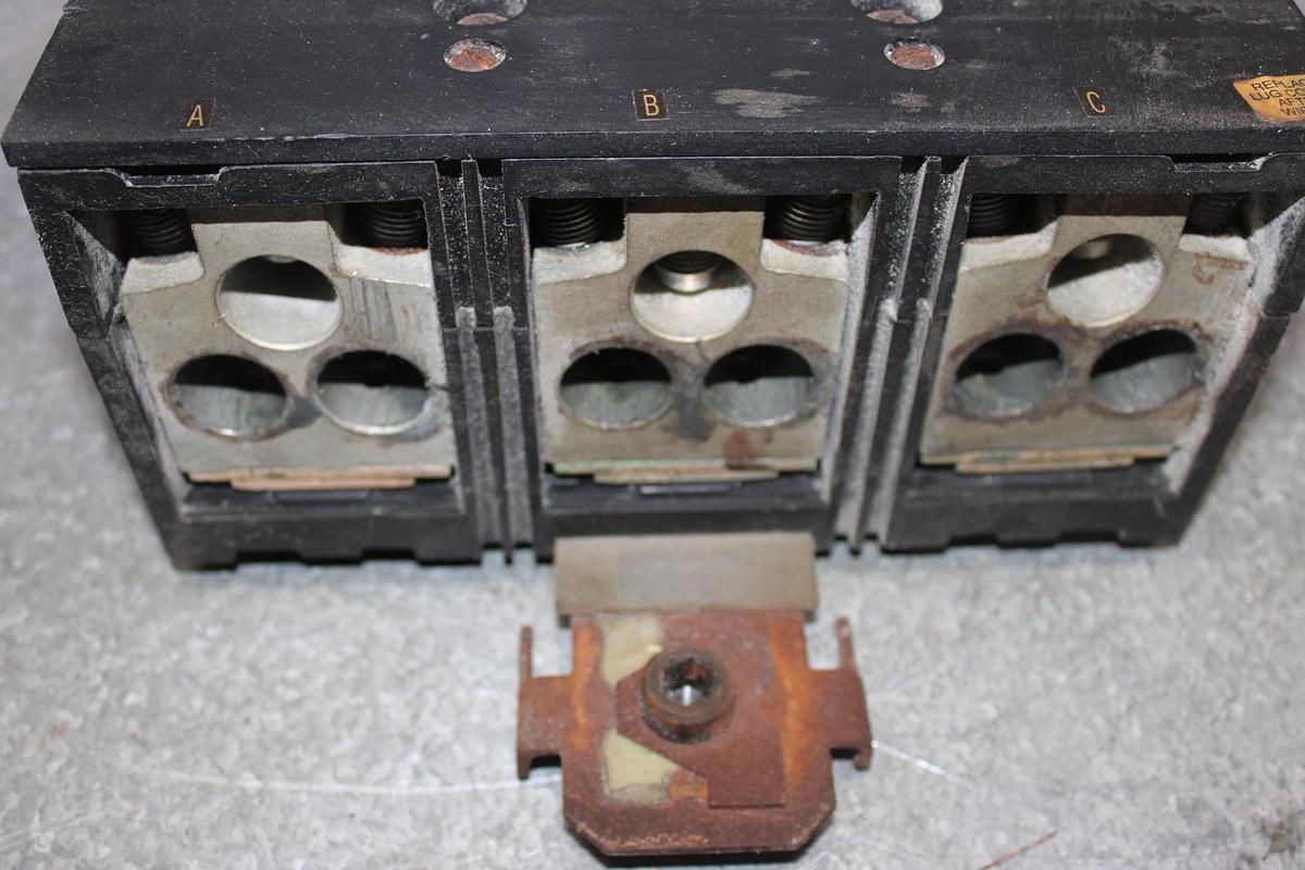 Used SQUARE D I-LINE CIRCUIT BREAKER IL34300 300 AMP 480 VAC 3-POLE
