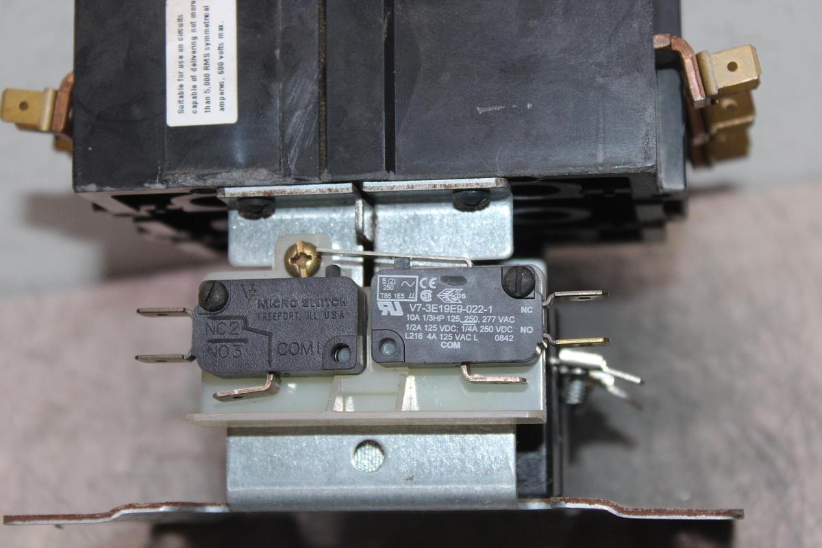 Used EATON YORK RGC-C CIRCUIT BREAKER 224-38096-001 1600 AMP 690 VAC 3-POLE