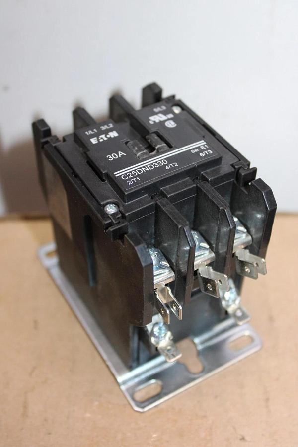 Used CUTLER HAMMER CONTACTOR C25DND330 SER. E1 30 AMP 600 VAC 3-POLE COIL: 120V