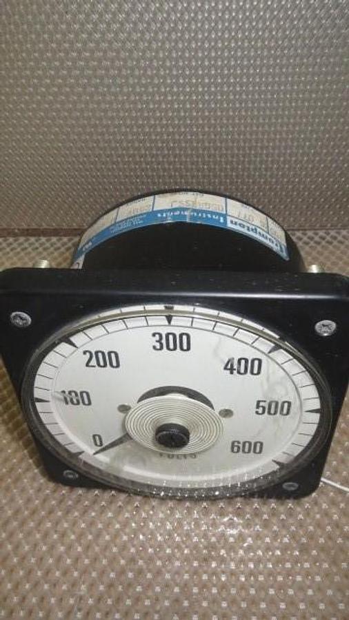 Used CROMPTON AC VOLT METER WITH 250V RANGE AND 600V SCALE MODEL 05GARSSJ