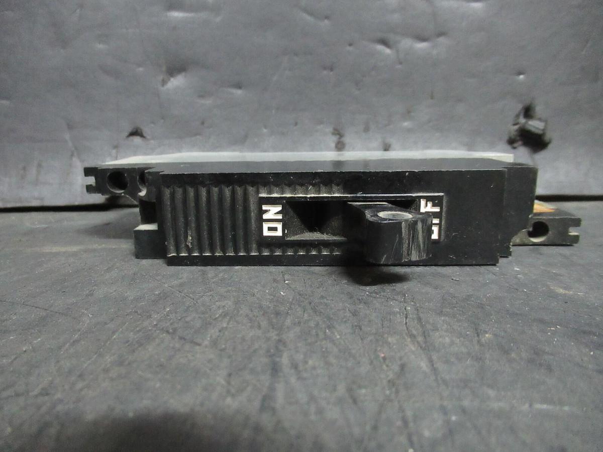 Used SQUARE D SINGLE POLE BREAKER 20 AMP 277 VAC TYPE: ML - DH-61 - 992920 J29L143
