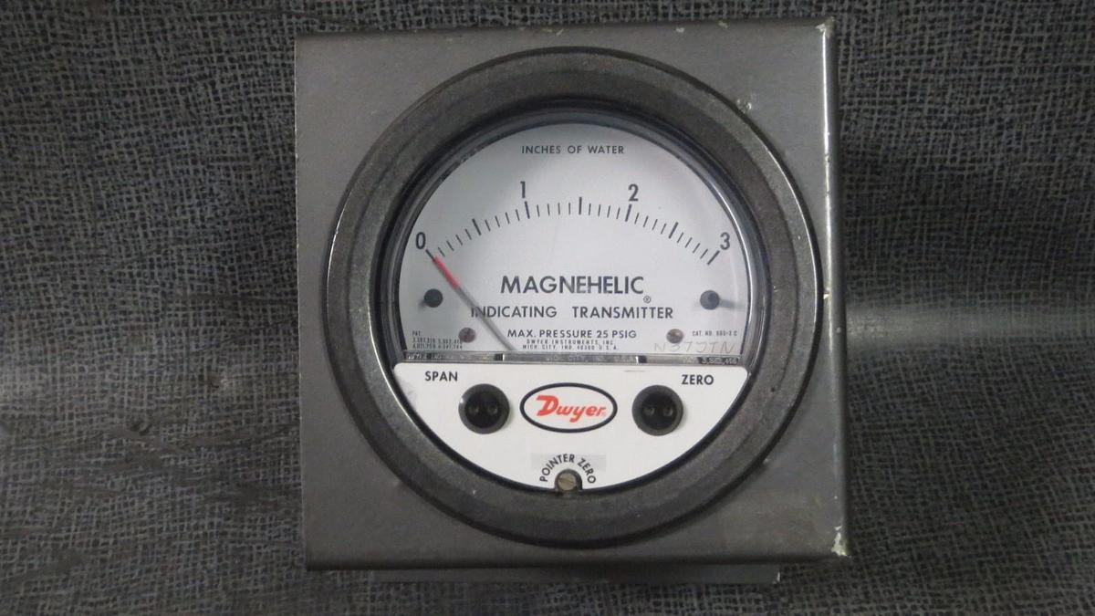Used DWYER MAGNEHELIC INDICATING TRANSMITTER WATER GAGE & MOUNT 0-3" 25 PSIG N37J-TH
