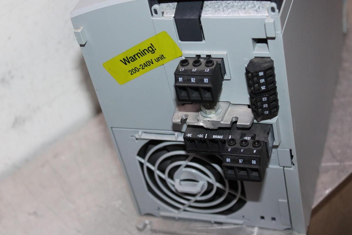 Used DANFOSS VLT HVAC DRIVE 131B7376 240 VAC 16.7 AMP 5 HP **WARRANTY INCLUDED**